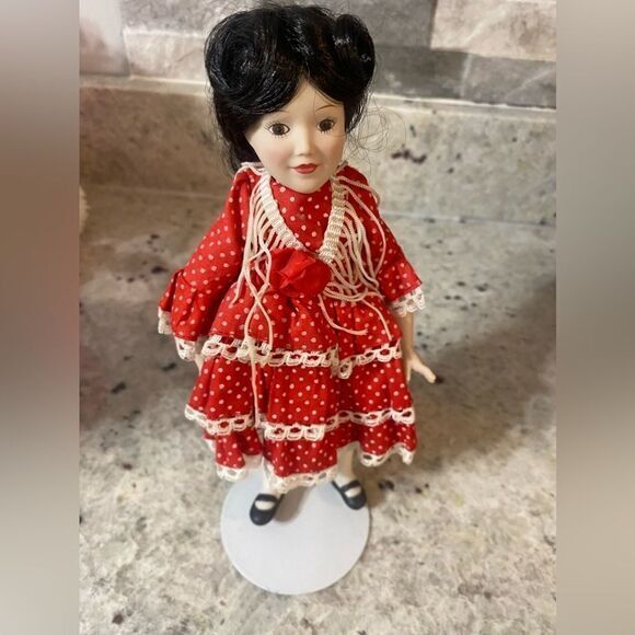 - Danbury Mint - Dolls of the World - Carmen -‎ Representing Spain doll - Picture 1 of 5